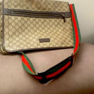 Gucci messager bag.Authentic.Well used.GG supreme large unisex messenger bag.